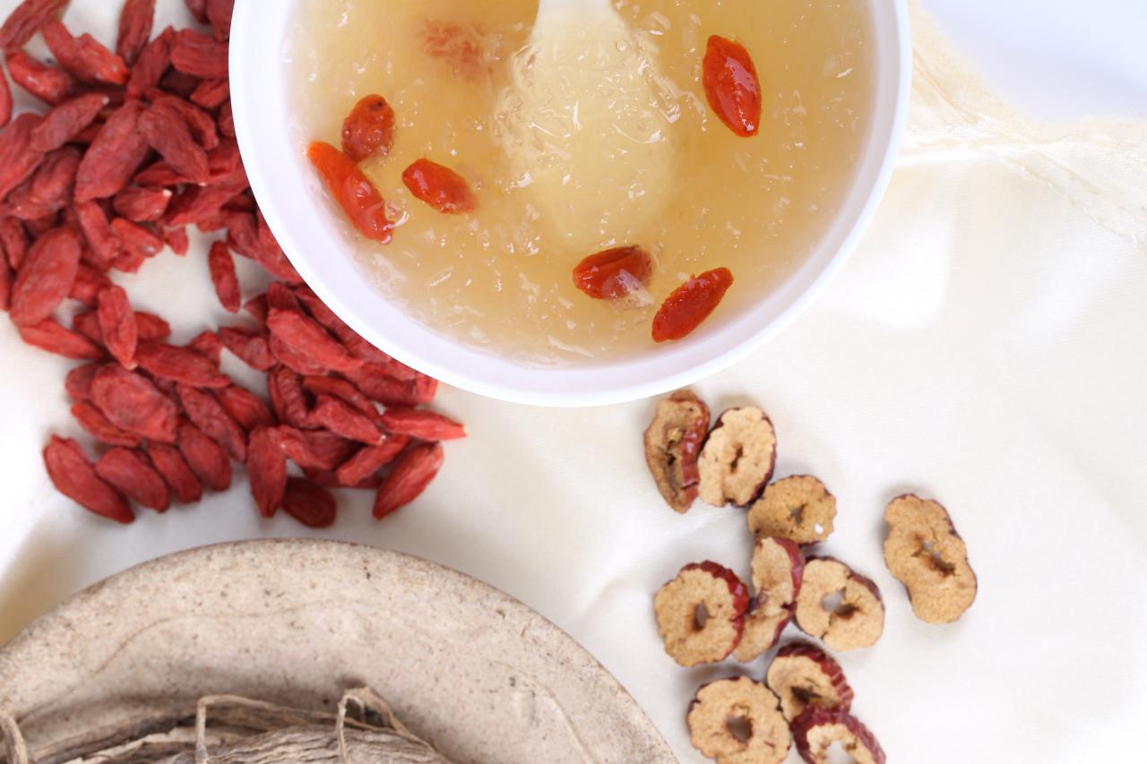 Getrocknete Ginseng-Beeren, Ginseng-Wurzel und eine klare Suppe mit Ginseng-Beeren.