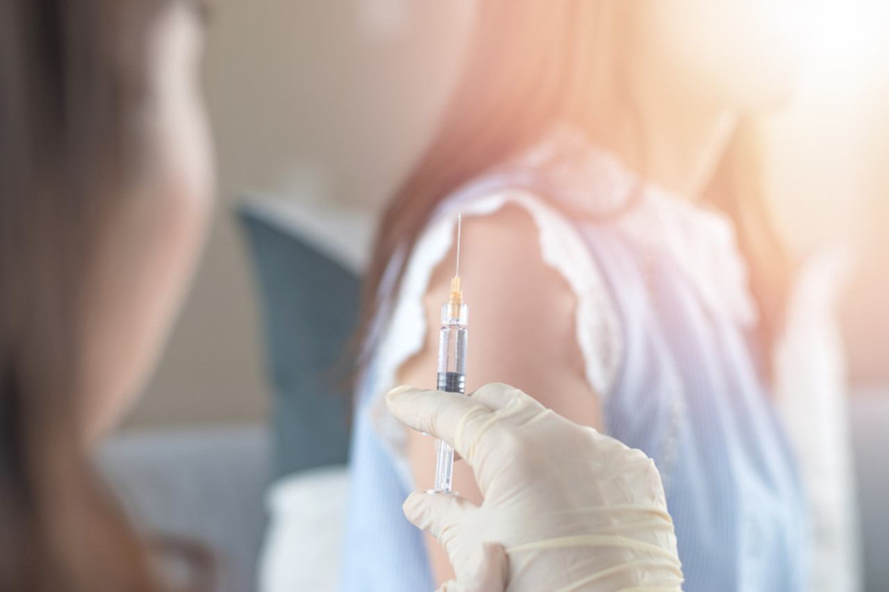 Geschlechtskrankheiten in Deutschland: Mädchen oder junge Frau bekommt Impfung gegen HPV (Humane Papillomviren).