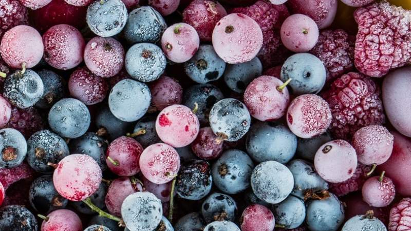 Gefrorene Beeren in Nahaufnahme.