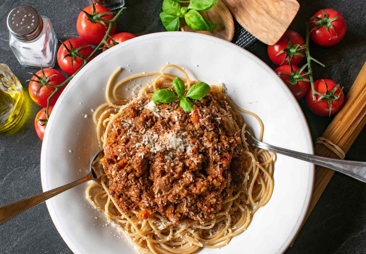 Teller mit Vollkorn-Spaghetti und Bolognese-Sauce. Gesundes italienisches Essen.