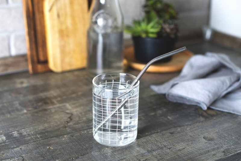 Wasserglas mit Strohhalm aus Edelstahl.