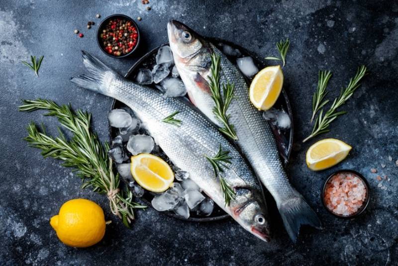 Fisch mit Zitronen auf Eis, Vorbereitung zum Kochen.