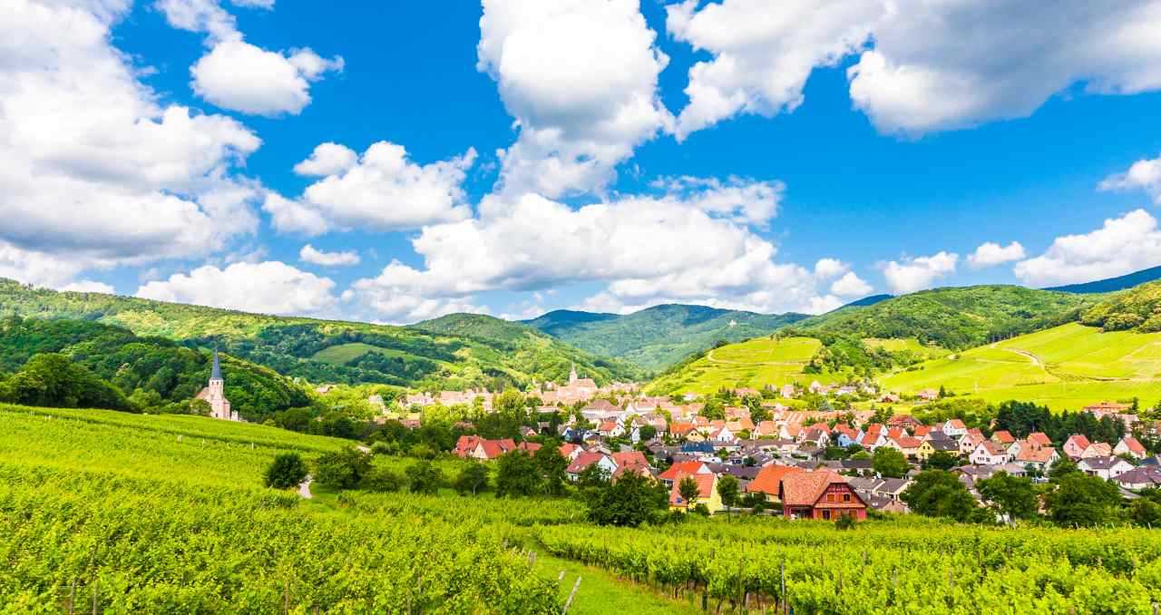 Schöne Landschaft mit einem kleinen Dorf als Beispiel für ländliche Regionen.