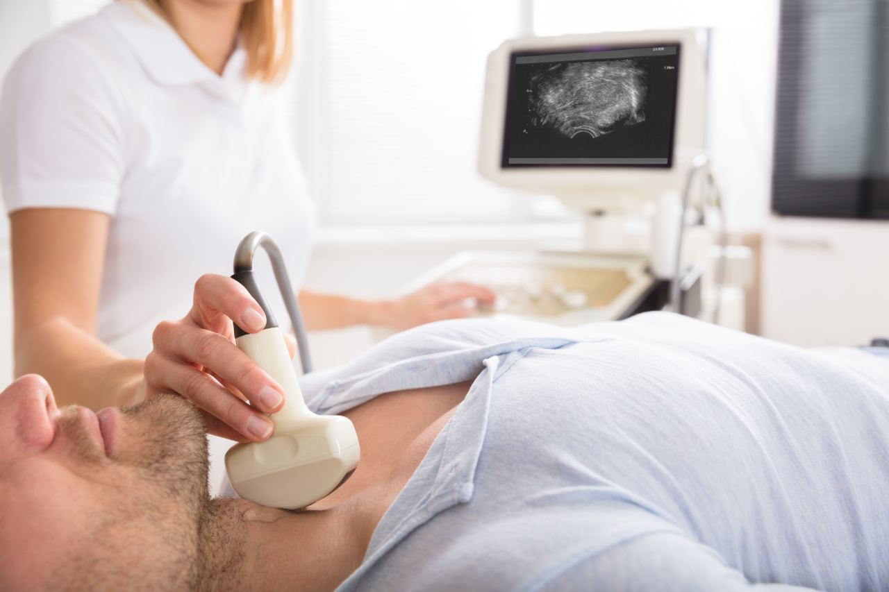Ärztin macht Ultraschall der Schilddrüse beim Patienten