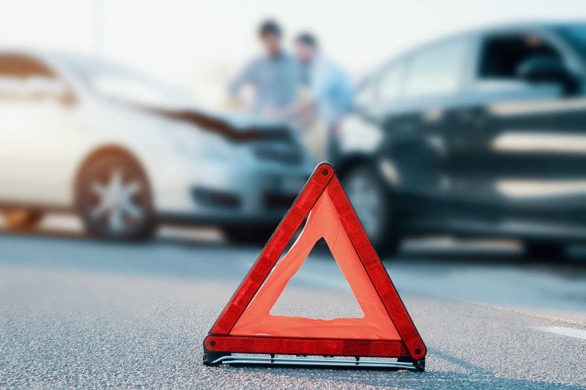 Ein Warndreieck markiert den PKW-Unfall.