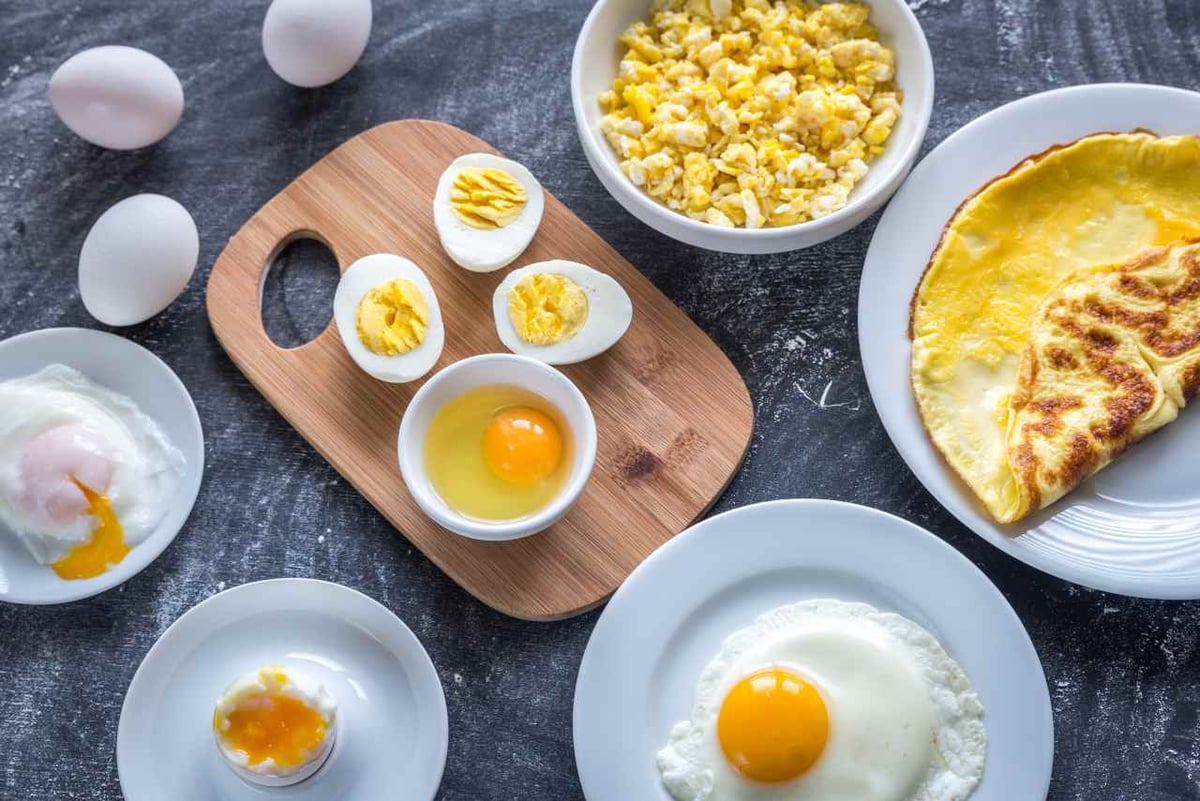 Verschiedene Zubereitungen von Eiern. Hartgekochte Eier, weichgekochte Eier, Spiegelei, Rührei, Omelette.