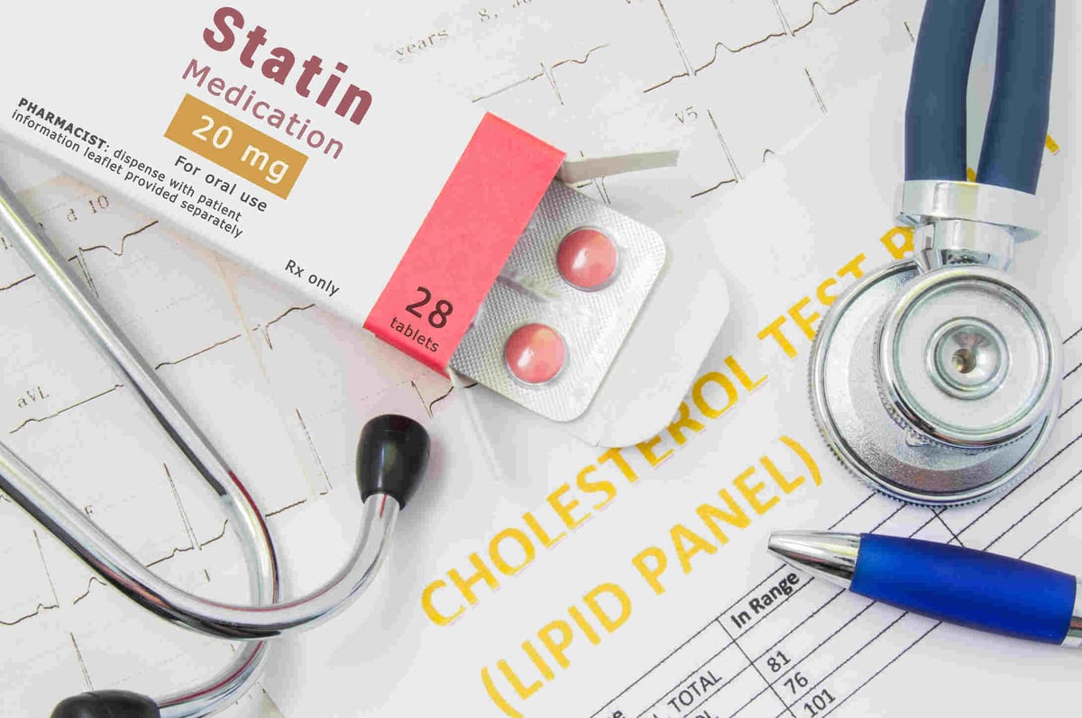 Hohe Blutfettwerte (Hyperlipidämie) bzw. hohe Cholesterinwerte (Hypercholesterinämie) werden mit Statinen behandelt.