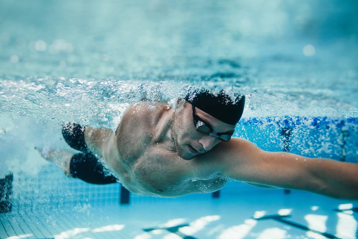 Mann im Schwimmbad. Schwimmen als Sportart.