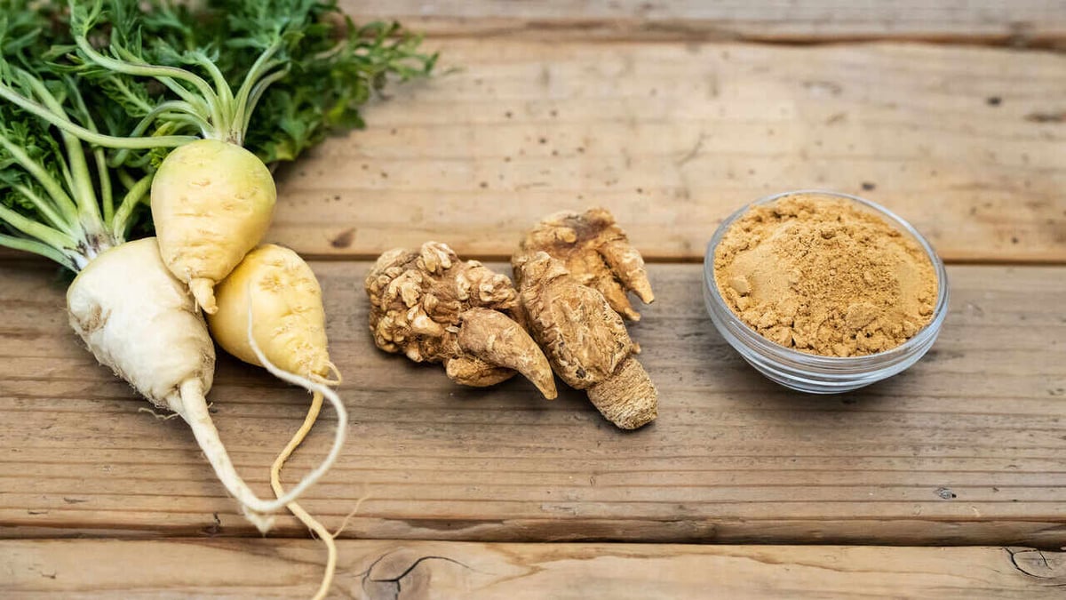 Maca in verschiedenen Formen: frische Maca-Wurzel, getrocknete Maca-Wurzel und Maca-Pulver.