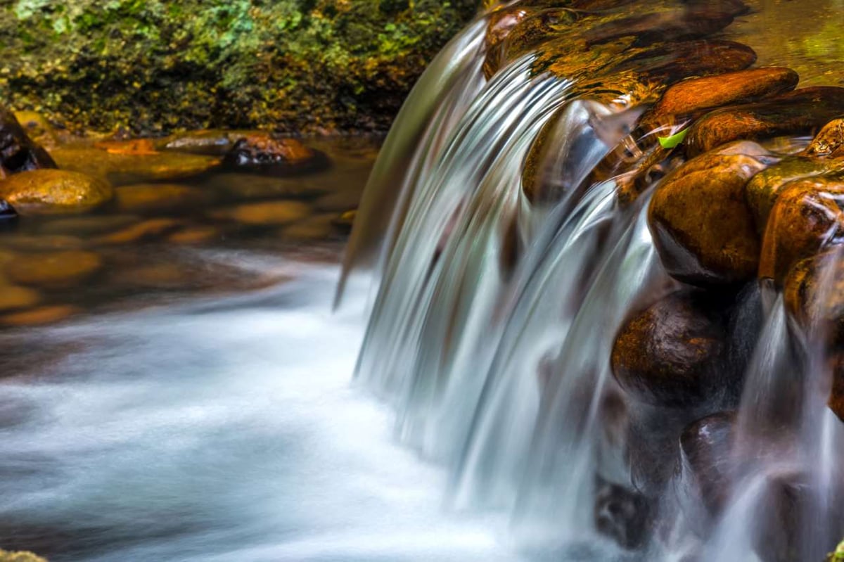 Ein Wasserfall im Dschungel.