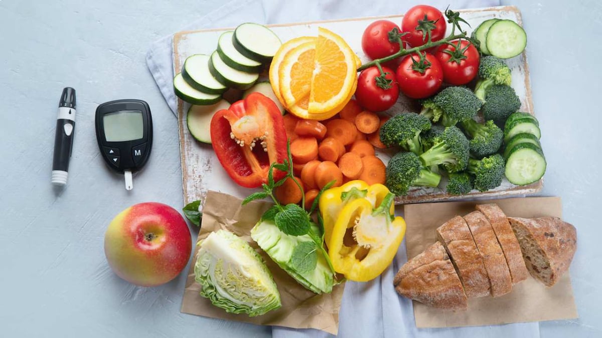 Ernährung bei Diabetes, gesunde Lebensmittel neben Blutzuckermessgerät.