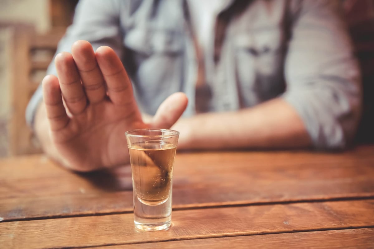 Mann_in_Kneipe_lehnt_Alkohol_ab
