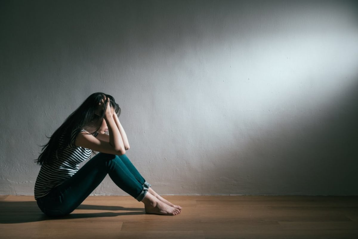 Frau mit Depressionen ist traurig, alleine und verzweifelt.