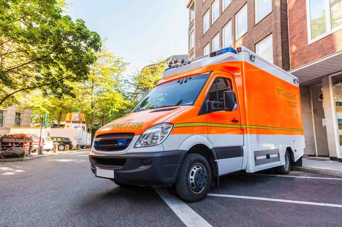 Ein Rettungswagen steht vor einem Gebäude.