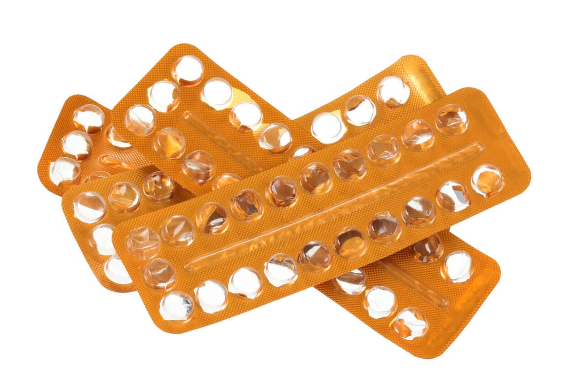 Leere Tablettenblister der Antibabypille repräsentieren die Pillenpause.