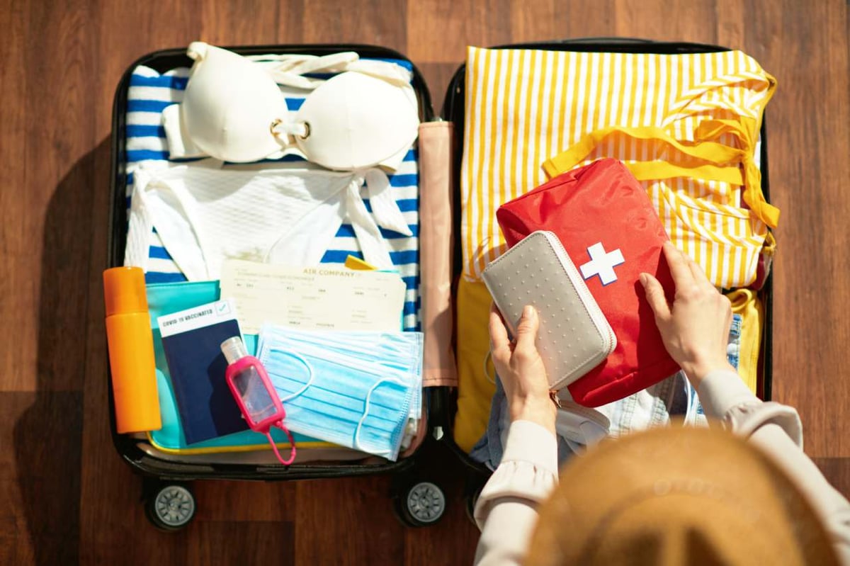 Koffer für den Urlaub packen. Reiseapotheke nicht vergessen.