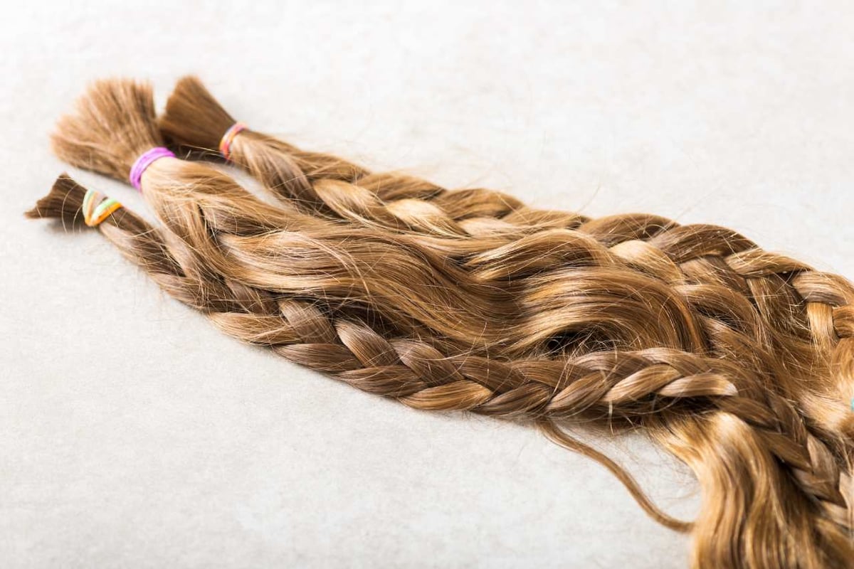 Mit einer Haarspende können Echthaarperücken hergestellt werden. Eine Haarspende hilft krebskranken Kindern die sich keine Perücke leisten können.