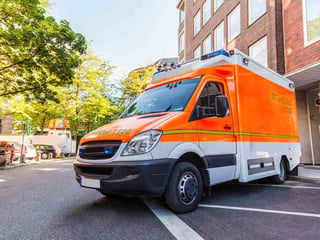 Ein Rettungswagen steht vor einem Gebäude.