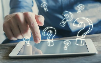 Mann sucht online nach Antworten auf dem Tablet.