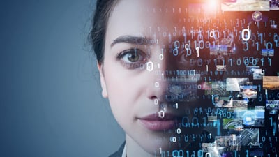 Vor dem Gesicht einer Frau sind digitale Zahlen und Bilder.