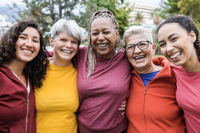 Frauen mit unterschiedlicher Herkunft, Alter und Aussehen lachen zusammen.