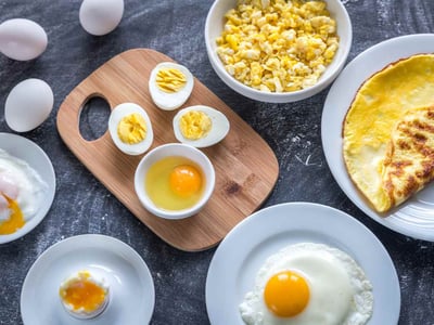 Verschiedene Zubereitungen von Eiern. Hartgekochte Eier, weichgekochte Eier, Spiegelei, Rührei, Omelette.