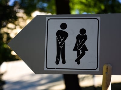 Schild als Wegweiser zur nächsten Toilette.