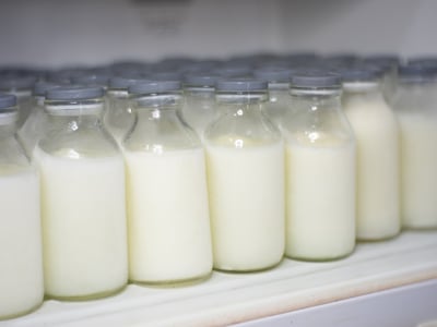 Muttermilch in Flaschen in einem Kühlschrank oder Gefrierfach. Muttermilchspenden werden eingefroren.