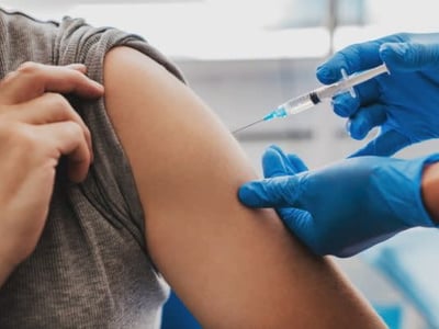 Corona-Impfung in den Arm.