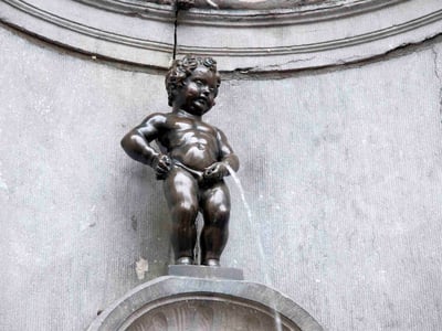 Die Statue Manneken Pis ist das Wahrzeichen von Brüssel.
