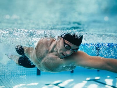 Mann im Schwimmbad. Schwimmen als Sportart.