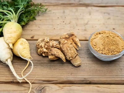 Maca in verschiedenen Formen: frische Maca-Wurzel, getrocknete Maca-Wurzel und Maca-Pulver.