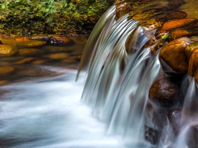 Ein Wasserfall im Dschungel.