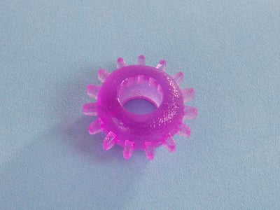 Ein Penisring aus durchsichtigem, lila Gummi.