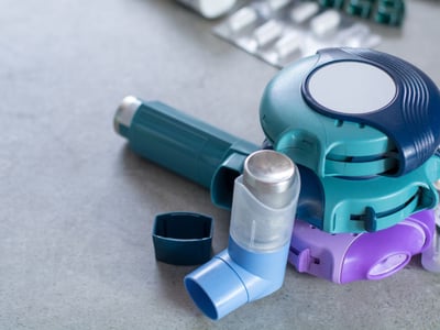 Medikamente zur Behandlung von Asthma. Dosieraerosol, Inhalator und Tabeltten.
