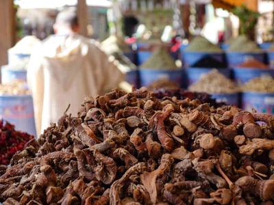 Ein großer Haufen Ginseng-Wurzeln auf einem Markt.