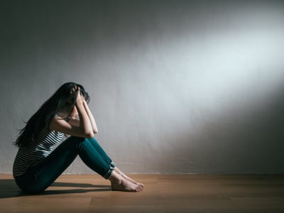 Frau mit Depressionen ist traurig, alleine und verzweifelt.