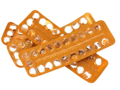 Leere Tablettenblister der Antibabypille repräsentieren die Pillenpause.