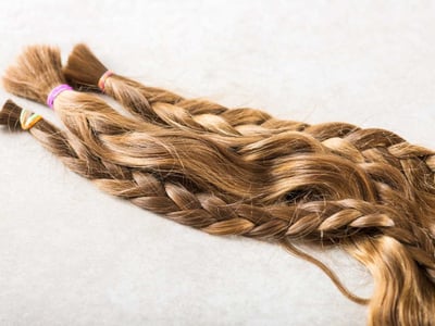 Mit einer Haarspende können Echthaarperücken hergestellt werden. Eine Haarspende hilft krebskranken Kindern die sich keine Perücke leisten können.