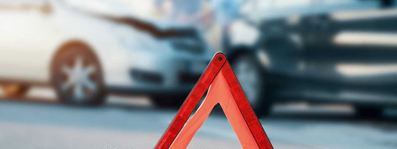 Ein Warndreieck markiert den PKW-Unfall.