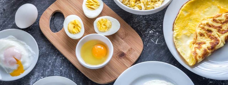Verschiedene Zubereitungen von Eiern. Hartgekochte Eier, weichgekochte Eier, Spiegelei, Rührei, Omelette.