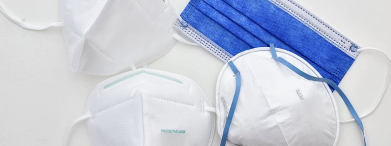Medizinische Masken zum Schutz vor dem Coronavirus: OP-Maske und FFP2-Maske.