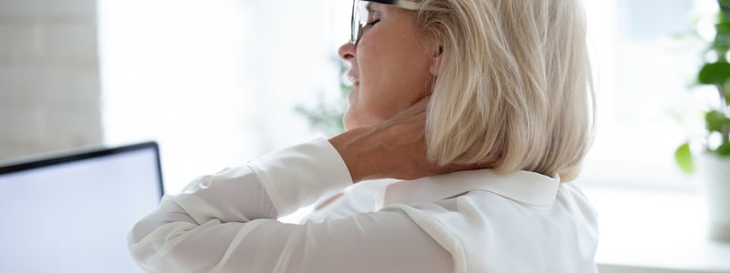 Eine Frau mit Fibromyalgie (Fibromyalgie-Syndrom, Faser-Muskel-Schmerz FMS) hat Schmerzen im Nacken.