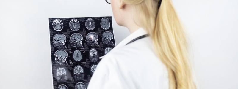 Ärztin begutachtet MRT Bilder eines Patienten mit Multipler Sklerose.