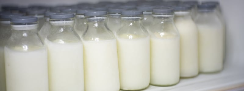 Muttermilch in Flaschen in einem Kühlschrank oder Gefrierfach. Muttermilchspenden werden eingefroren.