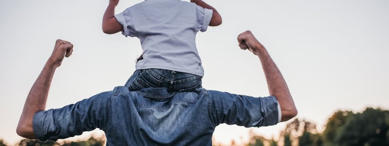 Vater und Sohn im Freien.