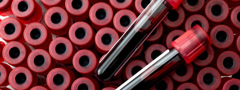 Blutröhrchen mit Blutproben. Hämoglobin macht das Blut rot.