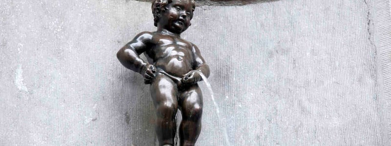 Die Statue Manneken Pis ist das Wahrzeichen von Brüssel.