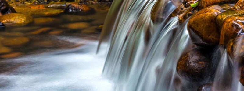 Ein Wasserfall im Dschungel.