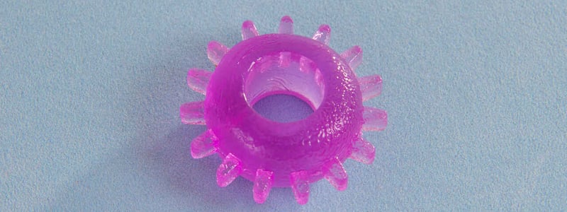 Ein Penisring aus durchsichtigem, lila Gummi.